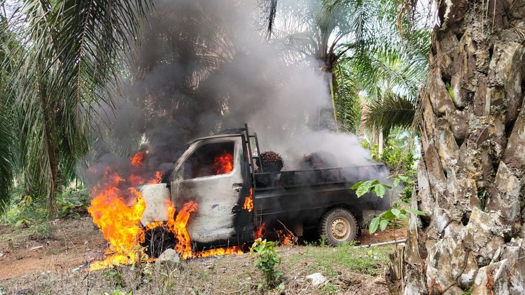 Mobil pencuri sawit di Bengkulu dibakar massa